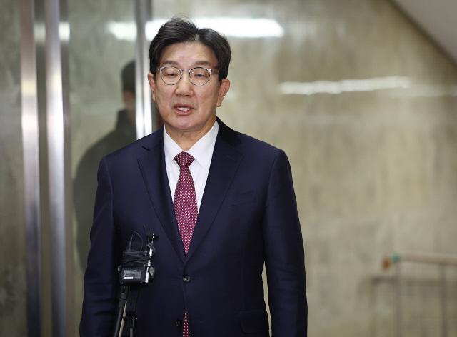 권성동 국민의힘 원내대표가 12일 국회에서 취재진 앞에서 발언하고 있다. 연합뉴스